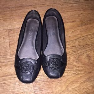 These are black flats in size 6 in women’s